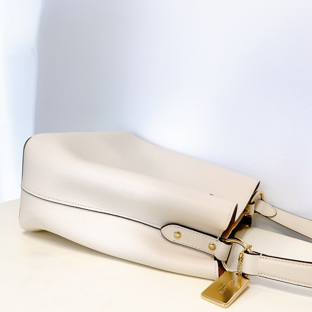 Coach 91122 Town Bucket Leather Shoulder Crossbody Bag In Chalk Light Saddle Coach 91122 Town Bucket Leather Shoulder Crossbody Bag In Chalk Light Saddle